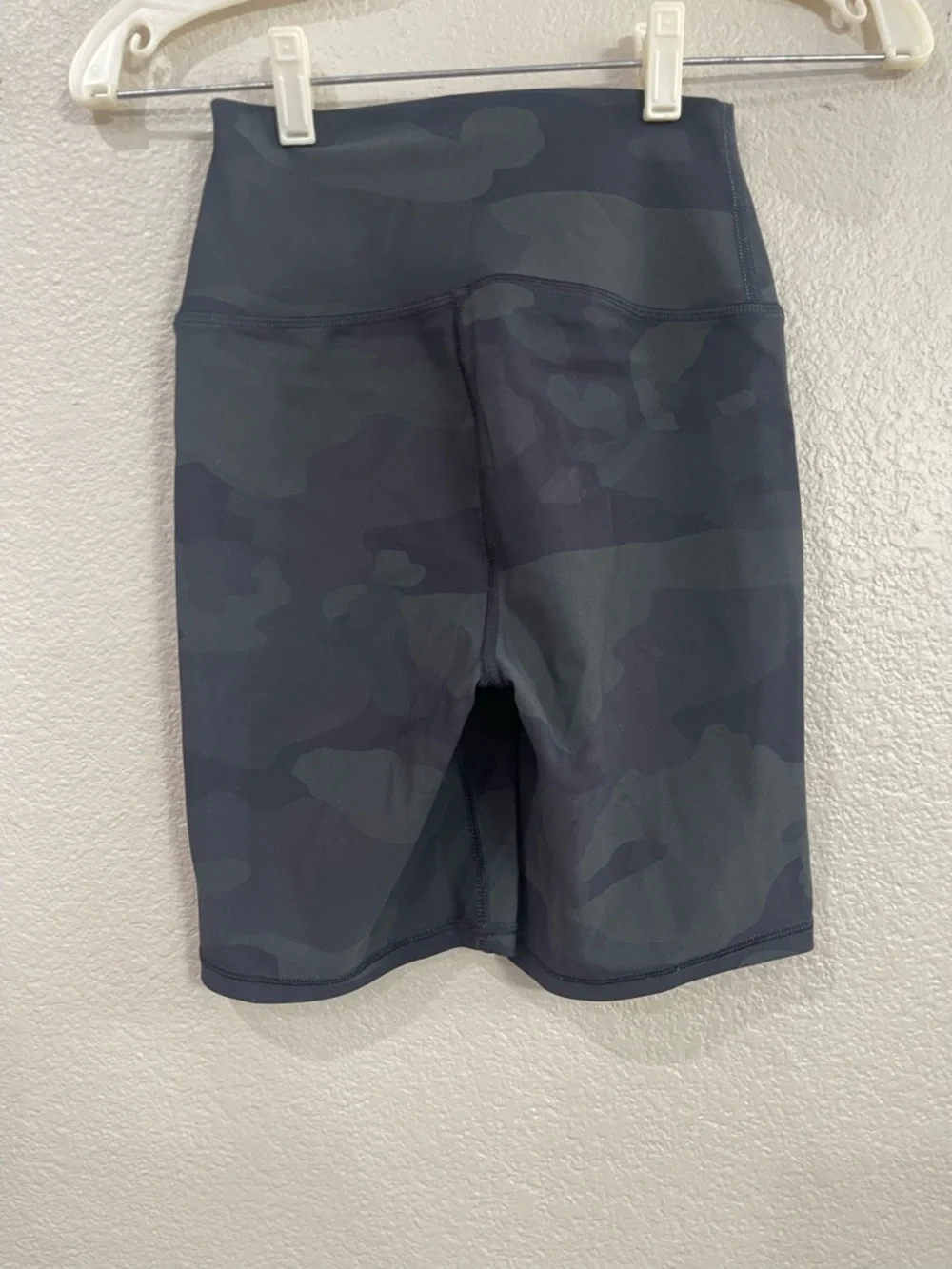 Alo High-Waist Camo Biker Shorts